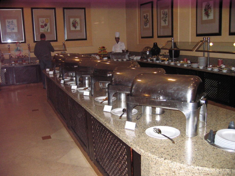 Teil des warmen Büffets. Hotel JAZ Makadi Star & Spa