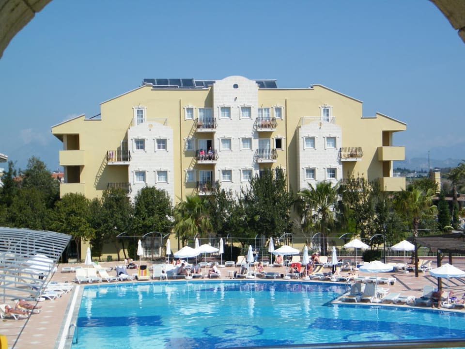 Das Hotel vom Pool aus Belek Beach Resort Hotel