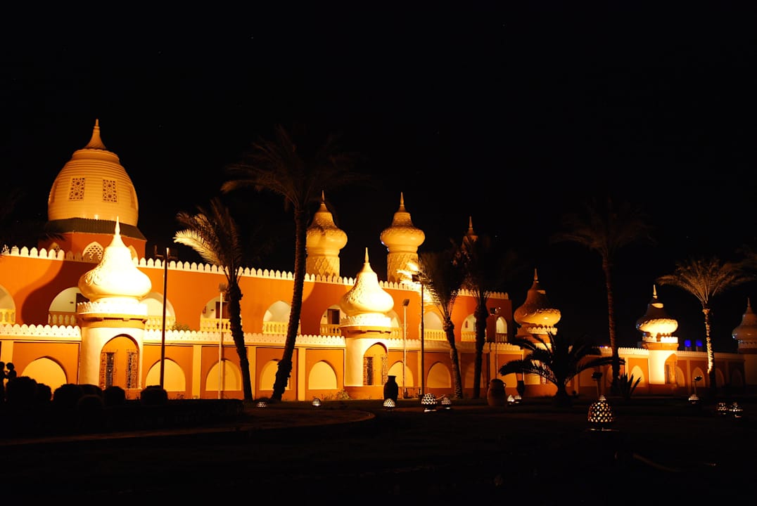 Widok hotelu wieczorem Pickalbatros Alf Leila Wa Leila Resort - Neverland Hurghada