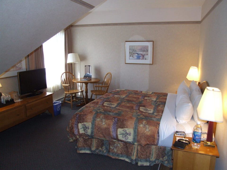 Zimmer mit etwas ungeschickter Dachschräge Hotel Banff Caribou Lodge and Spa