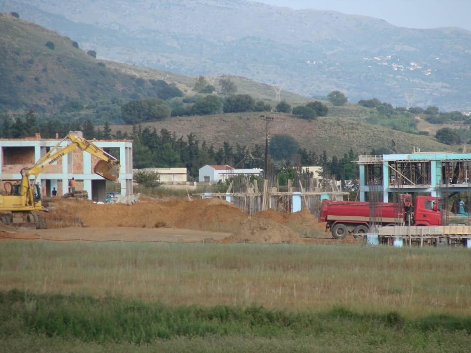 Baustelle seitl. vom Hotel vorm Zimmer HARPIN Georgioupolis Resort Aquapark & SPA