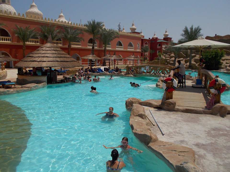 Basen główny i bar Pickalbatros Alf Leila Wa Leila Resort - Neverland Hurghada