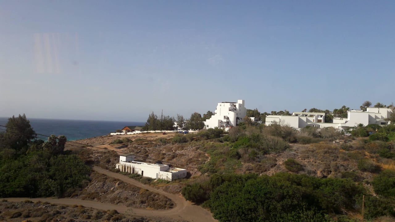 Blick auf das Hotel von der Landstraße Marina Playa Suite Hotel