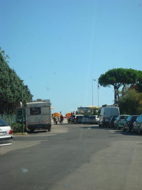 Blick von der Straße zum Strand Hotel Junior