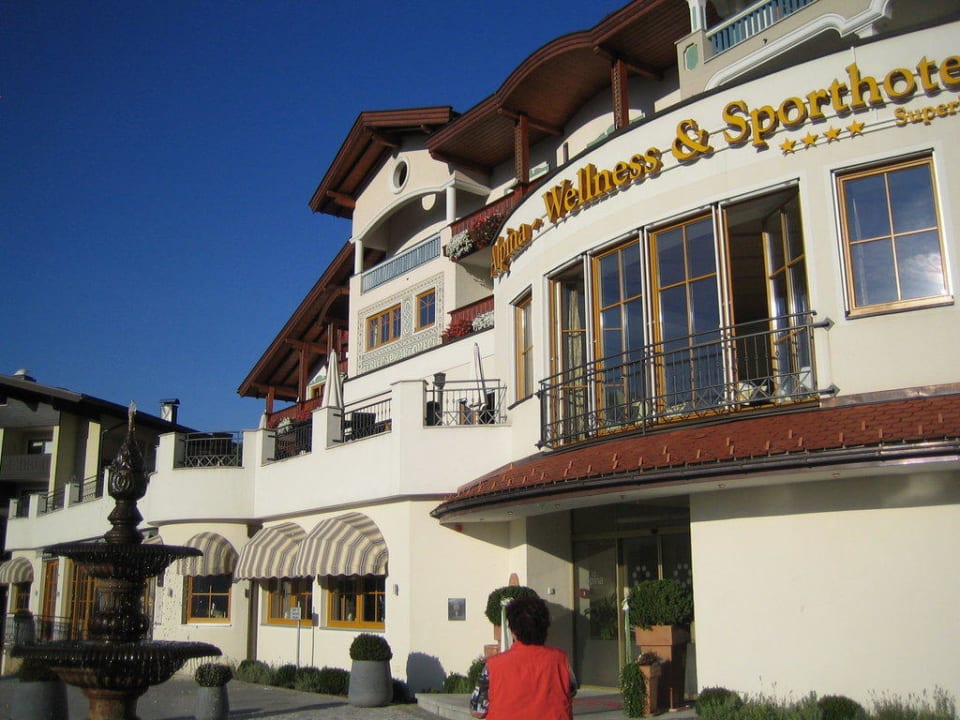 Zentralansicht des Hotelkomplexes Alpina Alpendorf