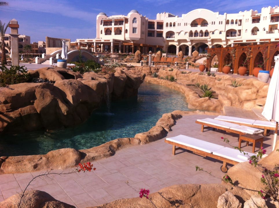 Urige und ruhige Zone am Pool Hotel Kempinski Soma Bay