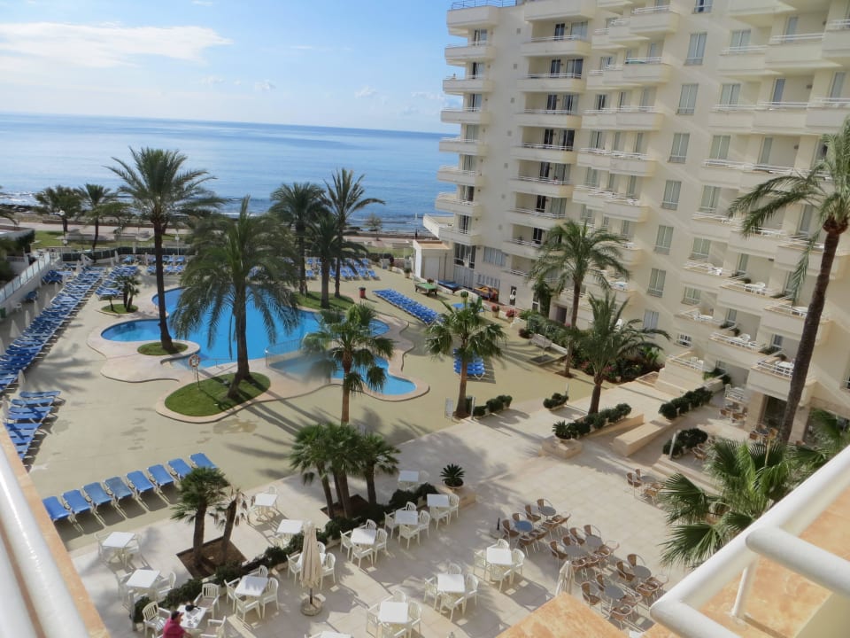 Der einzige Platz des Hotels, hier passiert alles Aparthotel Playa Dorada