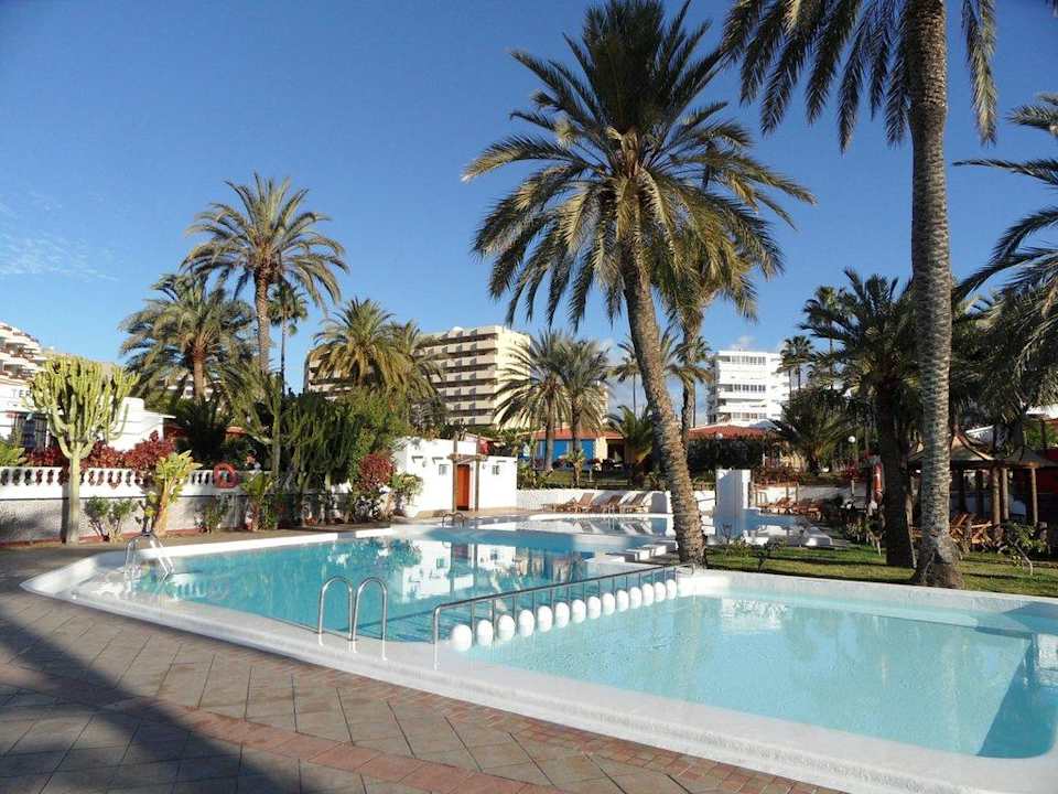 Pool HL Miraflor Suites Hotel