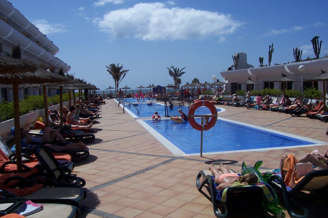 Poolanlage mit den Appartementflügeln allsun App.-Hotel Barlovento