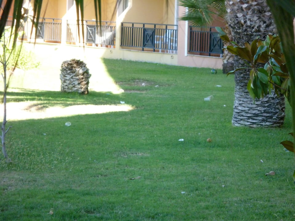 Müll von der nächtlichen Party Ephesia Holiday Beach Club