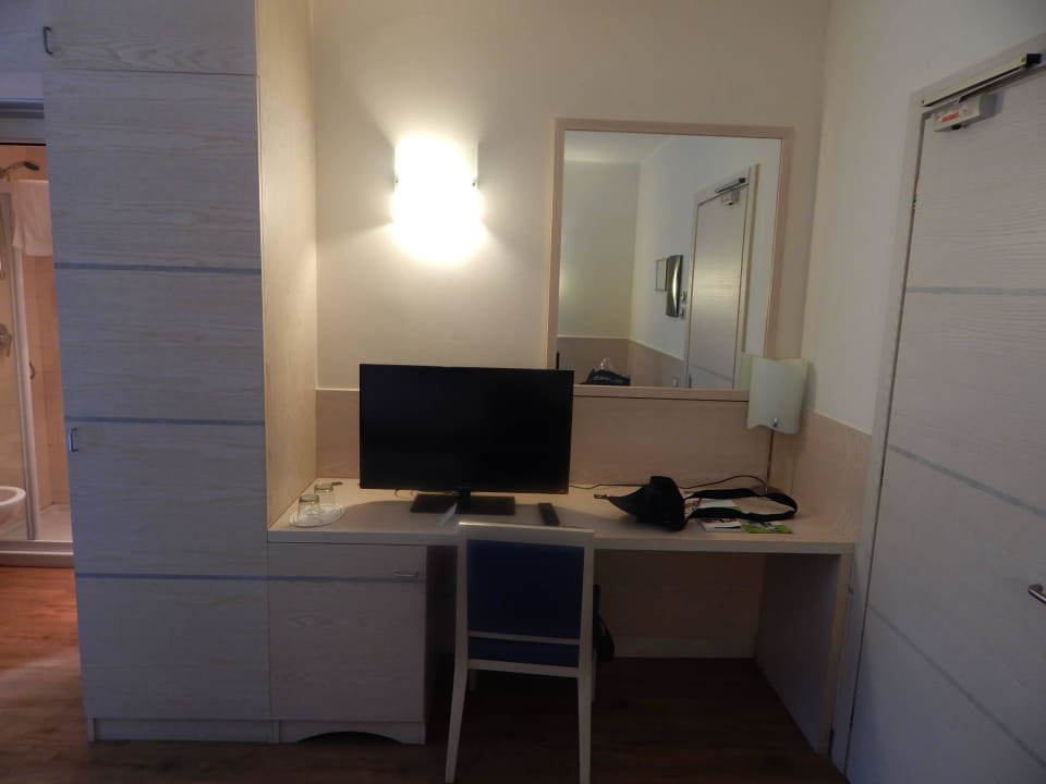 Kasten, Kühlschrank und TV Caravel Bike Hotel
