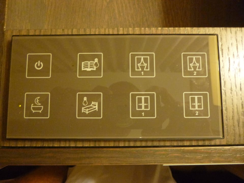 In der Schublade der Kommode.Weitere Steuereinheit Jumeirah Beach Hotel