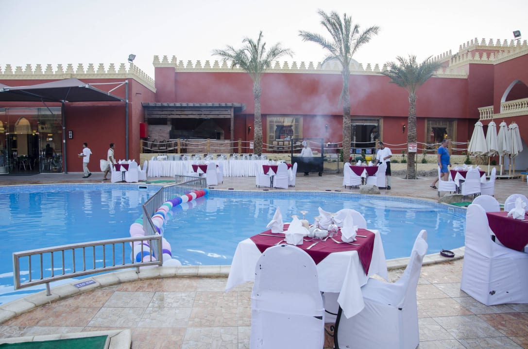 Stammgästeabendessen am Pool Pickalbatros Alf Leila Wa Leila Resort - Neverland Hurghada