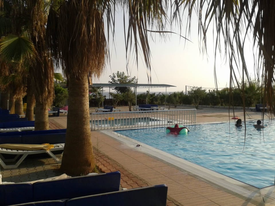 Das ist der Pool am Strand  Numa Konaktepe