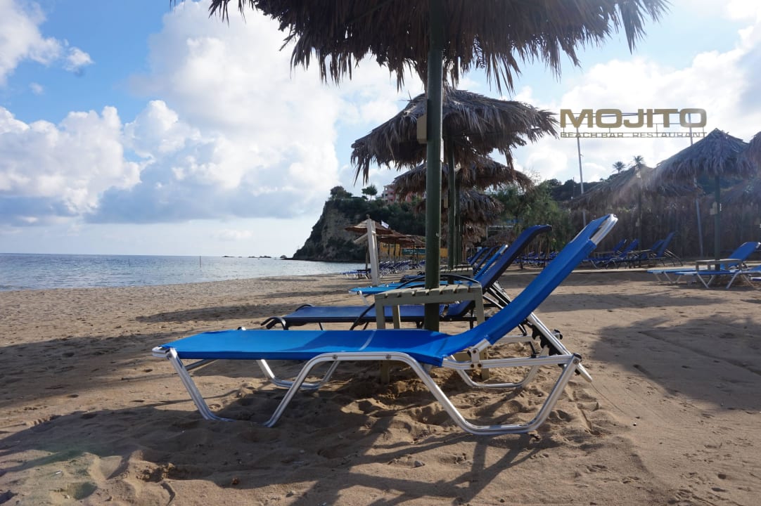 Leżaki na plaży Strofades Beach Hotel