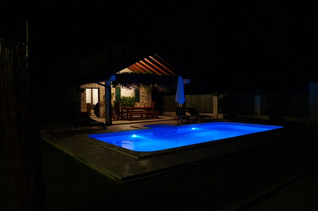 Pool bei Nacht inkl Poolhaus Novasol Ferienhaus Makarska-Prolozac Donji