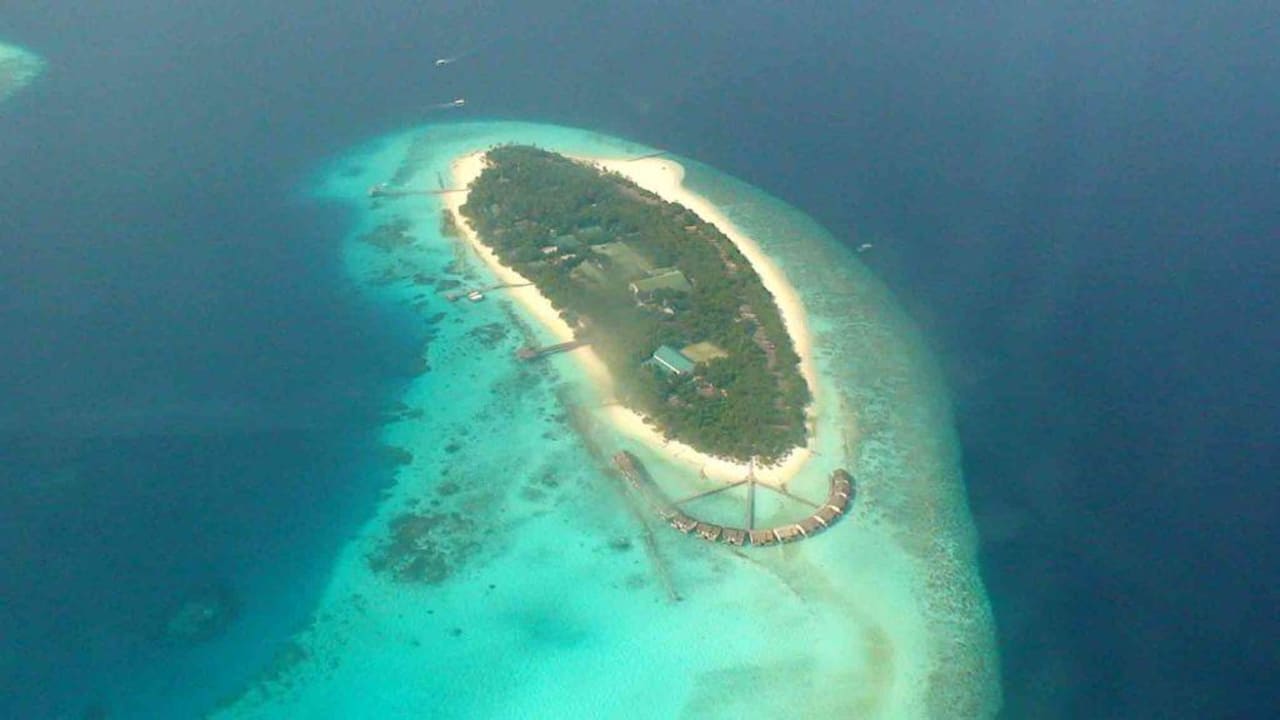 Reethi Beach aus der Luft NH Collection Maldives Reethi Resort