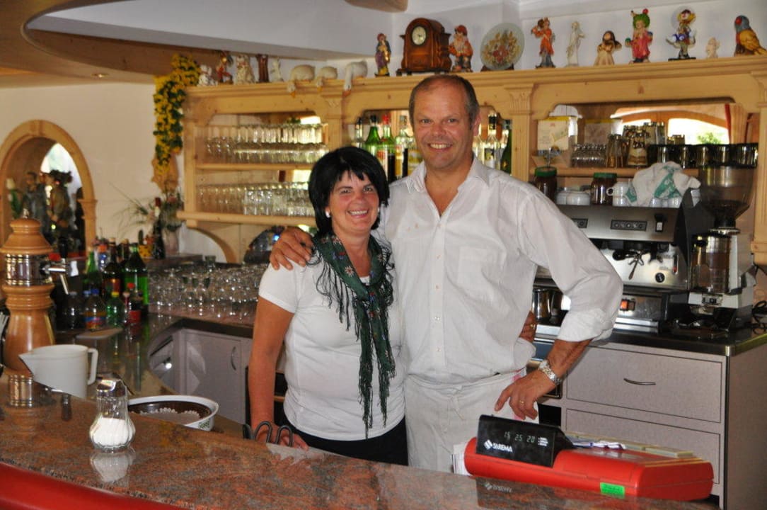 Rosi und Konrad an der Bar Hotel Schönwald