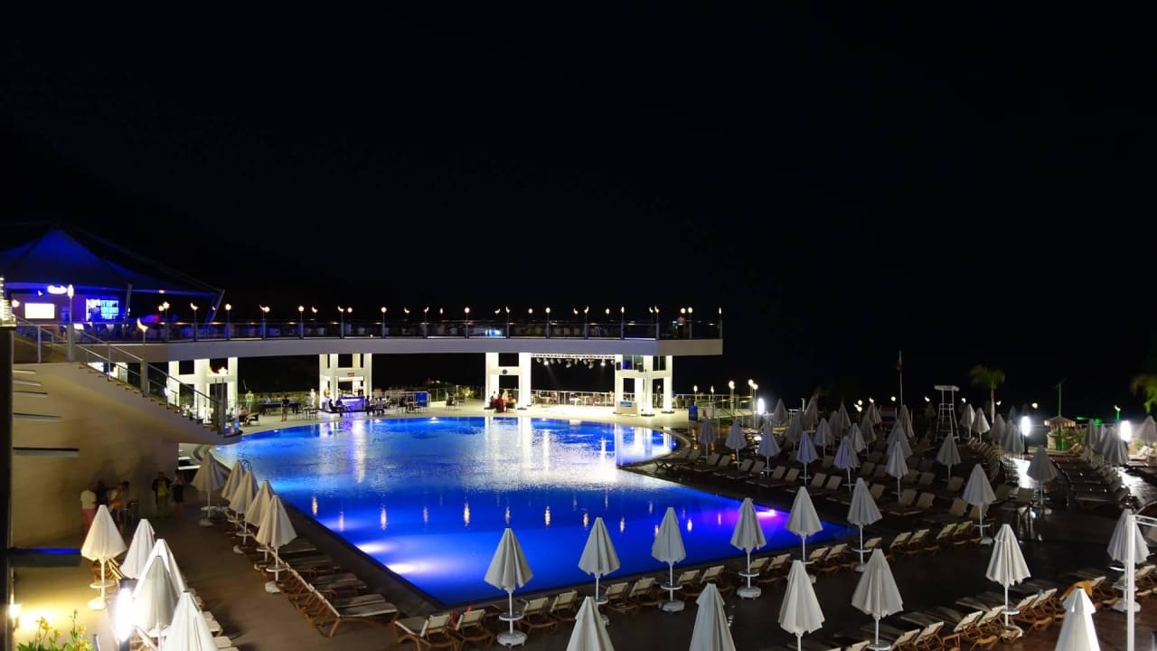 Pool bei Nacht Orka Sunlife Resort & Spa
