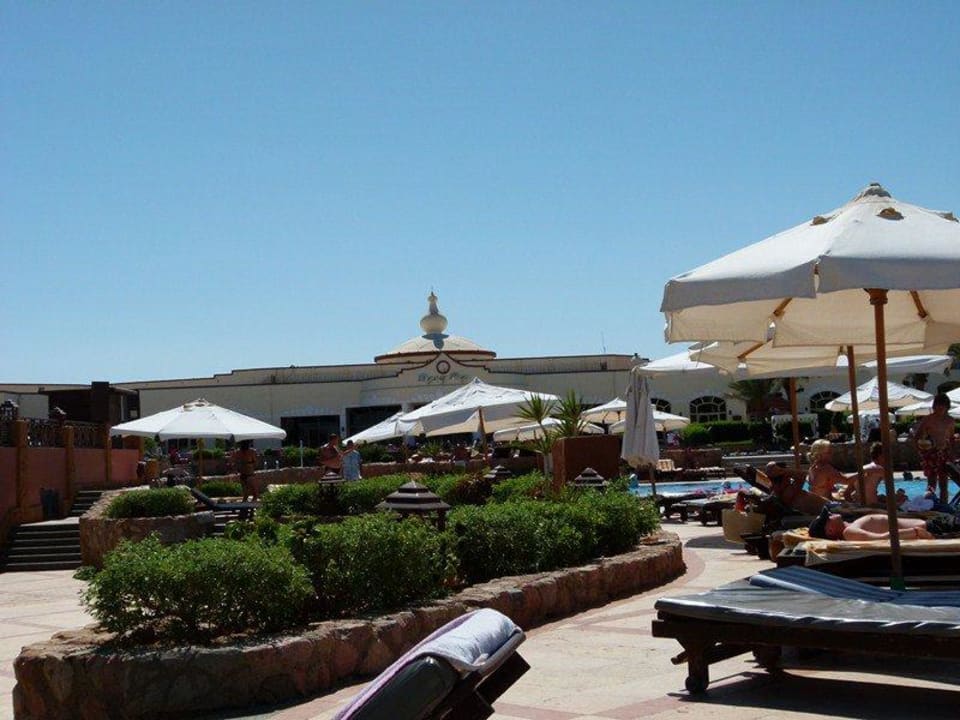 Przy basenie Regency Plaza Aqua Park & Spa