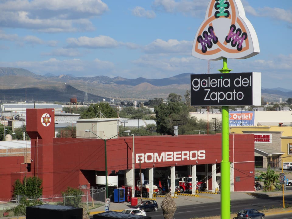Ausblick aus dem Zimmer auf das Centro Max Hotel Suites Mexico Plaza Centro Max