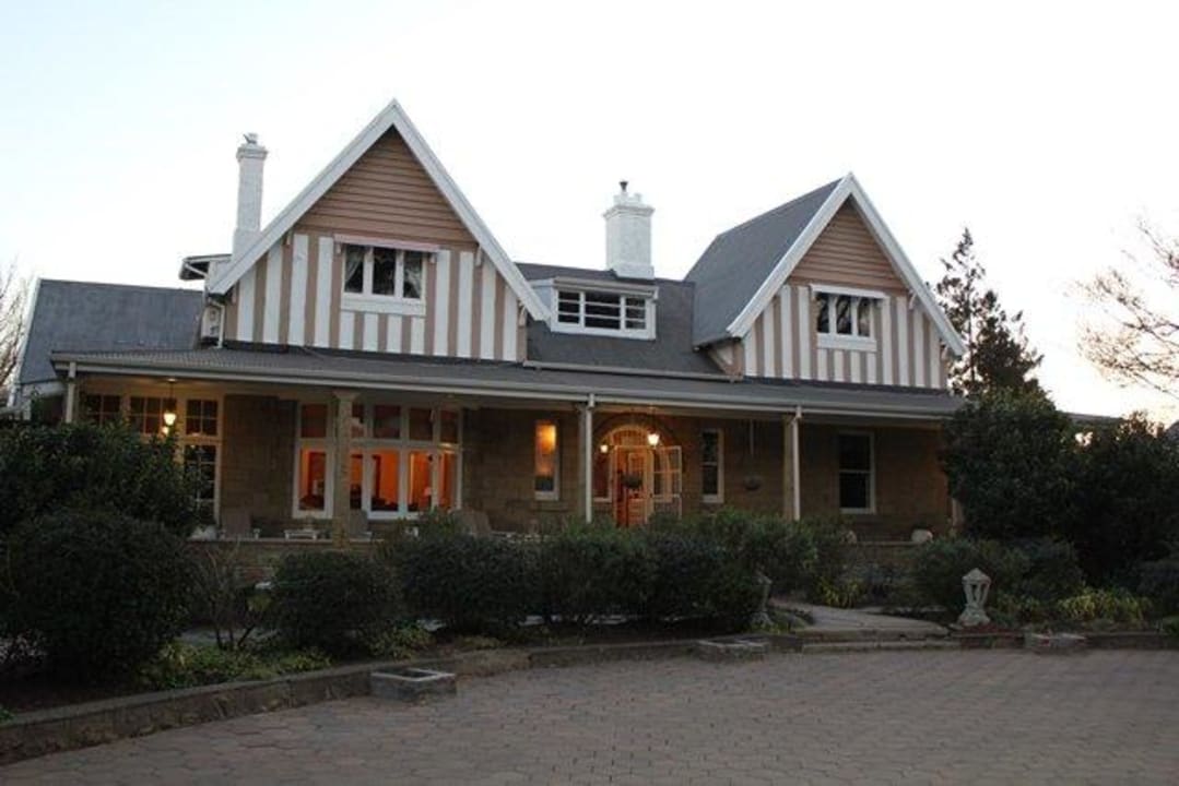 Front des Hauptgebäude Shady Pines Guesthouse