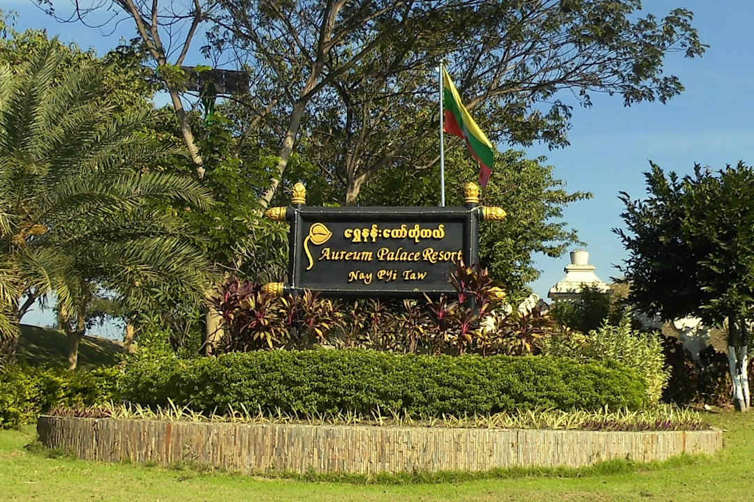 Schild vor dem Eingangsbereich Aureum Palace Hotel & Resorts Nay Pyi Taw