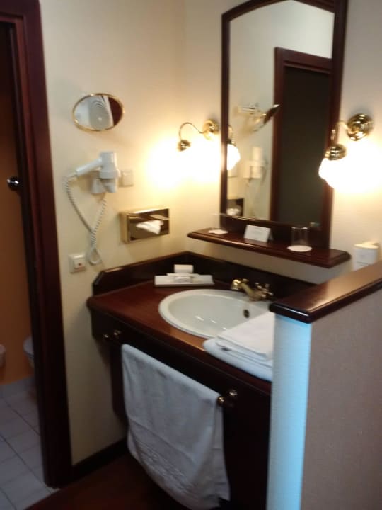 Waschbecken (außen) Mercure Hotel Frankfurt Airport Langen