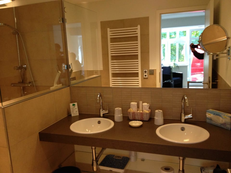 Zwei Waschbecken Suitenhotel Idyll Heckenrose