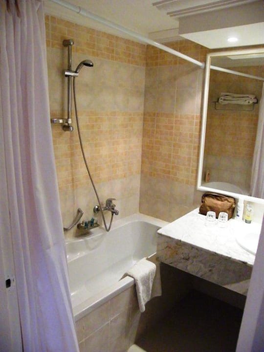 Bad mit Duschwanne/Plastikvorhang Caribbean World Thalasso Djerba