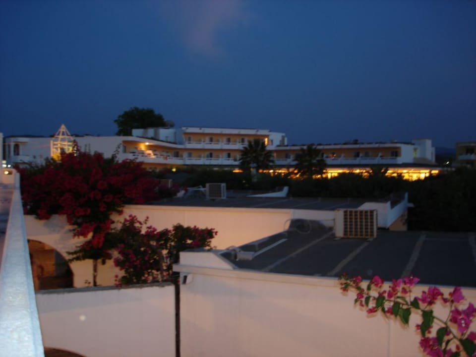 Hotelanlage bei Nacht TUI KIDS CLUB Alex Beach