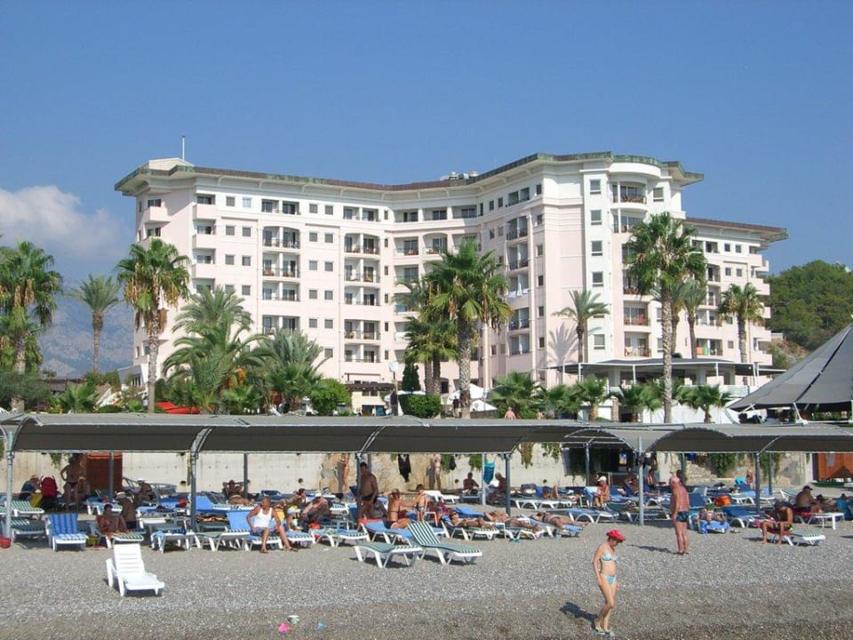 Blick vom Strand aufs Hotel Kilikya Resort Camyuva