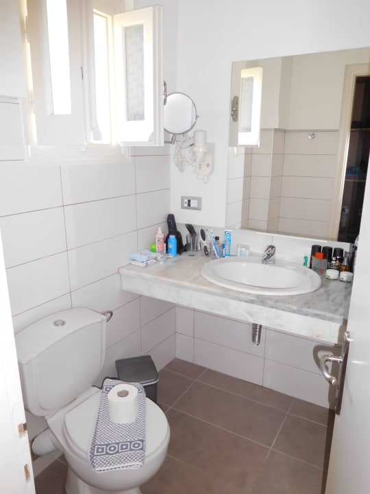 Geräumiges, sauberes Badezimmer Acharavi Beach Hotel
