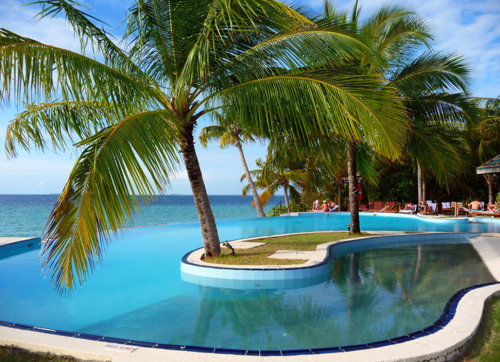 Schön sauberer Pool mit Meerblick Filitheyo Island Resort