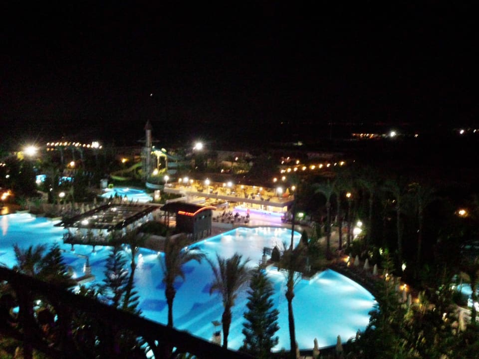 Der große Pool bei Nacht Hotel Delphin Diva