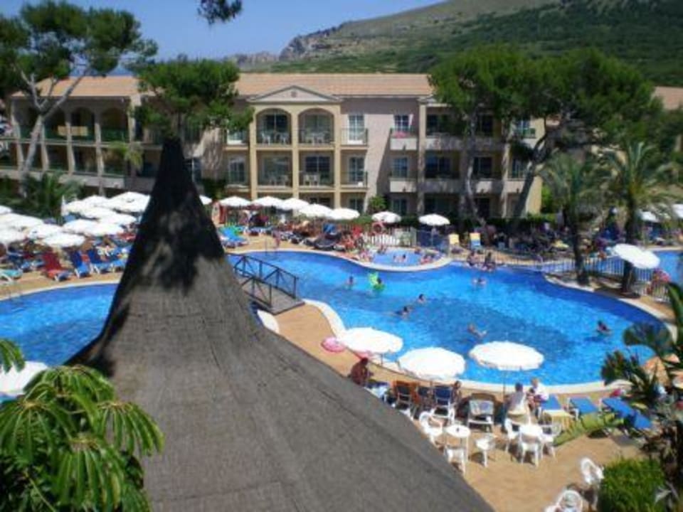 Blick aus dem Hause 2 auf den Pool Zafiro Cala Mesquida