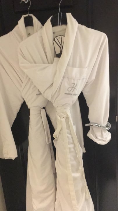 Bademantel im Zimmer JA Beach Hotel