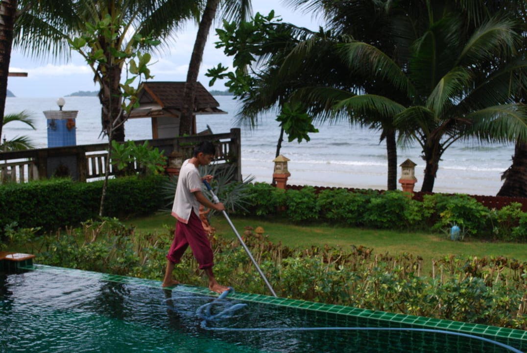 Pool Boy beim Reinigen des Pools Koh Chang Paradise Resort & Spa