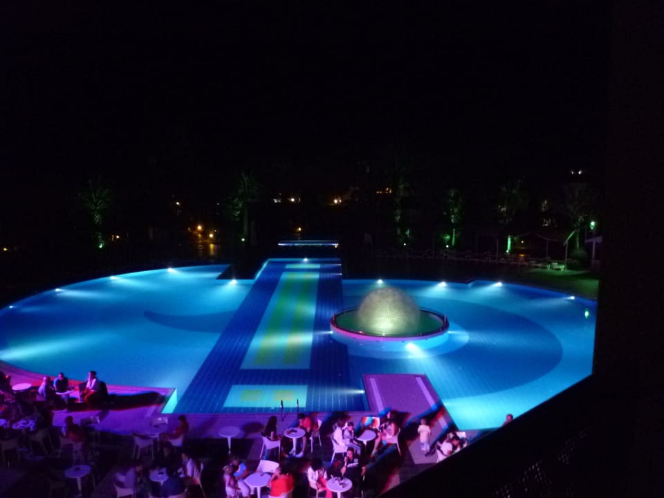 Pool in der Nacht Le Jardin Resort