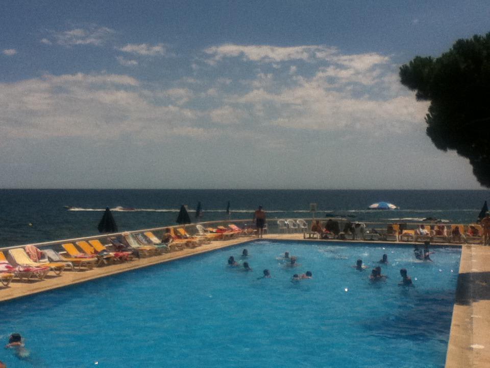 Der Pool und dahinter das Meer.  htop Caleta Palace