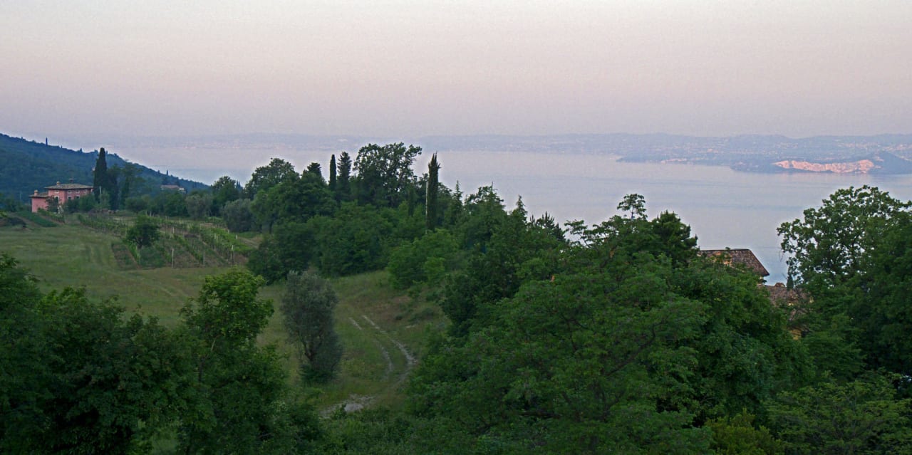 Sonnenaufgang von der Zimmerterrasse aus Hotel Le Torri del Garda
