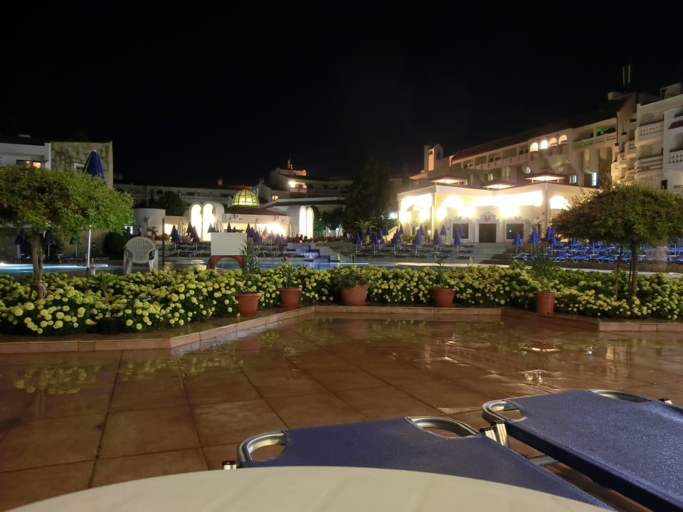 Poolanlage am Abend Duni Royal Pelican Resort