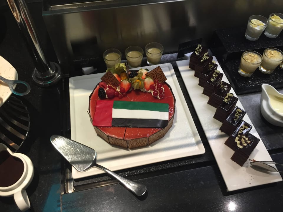 Torte zum Nationalfeiertag Rose Rayhaan by Rotana