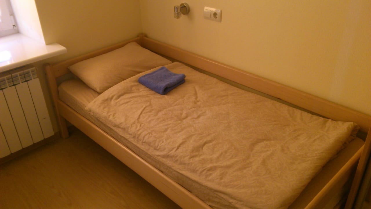Eines der beiden Betten mit Handtuch im DZ Hostel Petrani