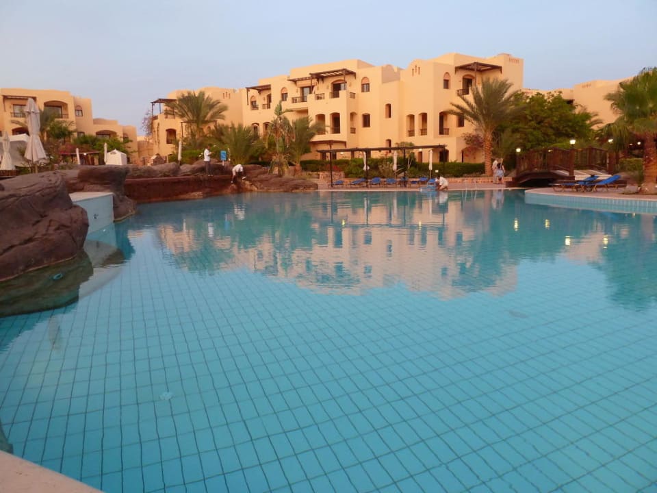 Pool am Abend Steigenberger Coraya Beach - Adults only