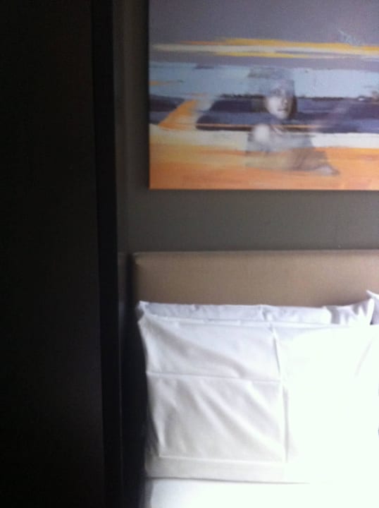 Minischrank direkt neben Bett Quentin Design Hotel Berlin