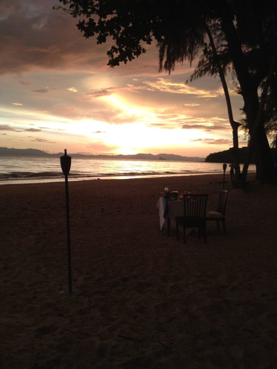Dinner am Strand bei Sonnenuntergang Dusit Thani Krabi Beach Resort