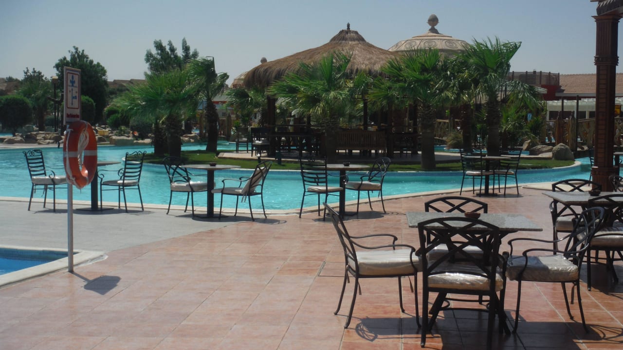 Sitzplätze vor den Restaurants Pickalbatros Jungle Aqua Park Resort - Neverland Hurghada