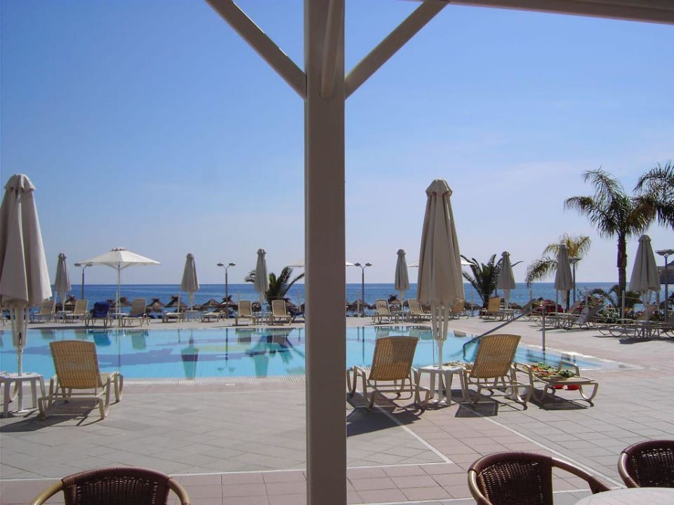 Blick über den Pool zum Strand TUI BLUE Lindos Bay