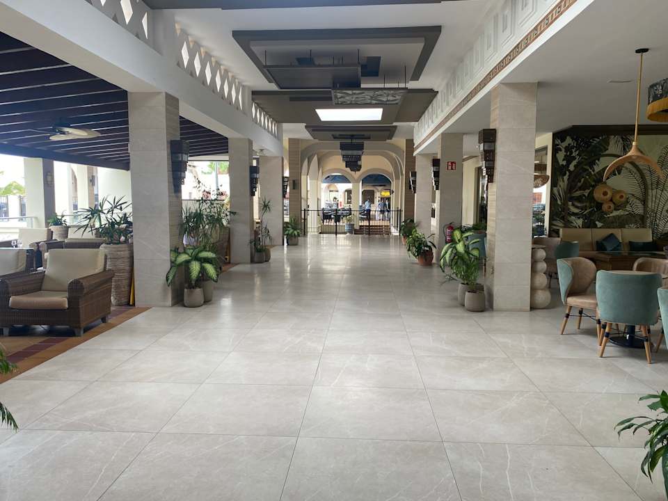 Lobby Hotel Riu Karamboa